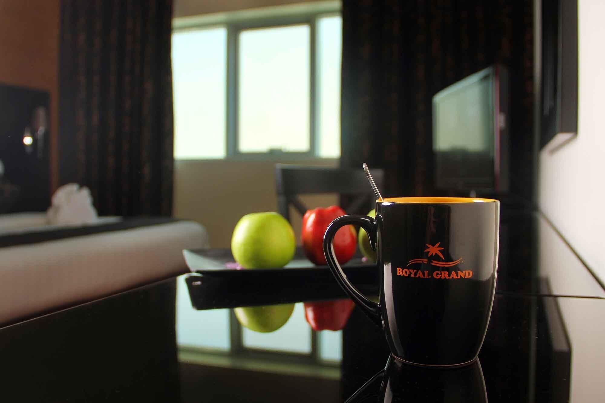 Royal Grand Suite Hotel Шарджа Экстерьер фото