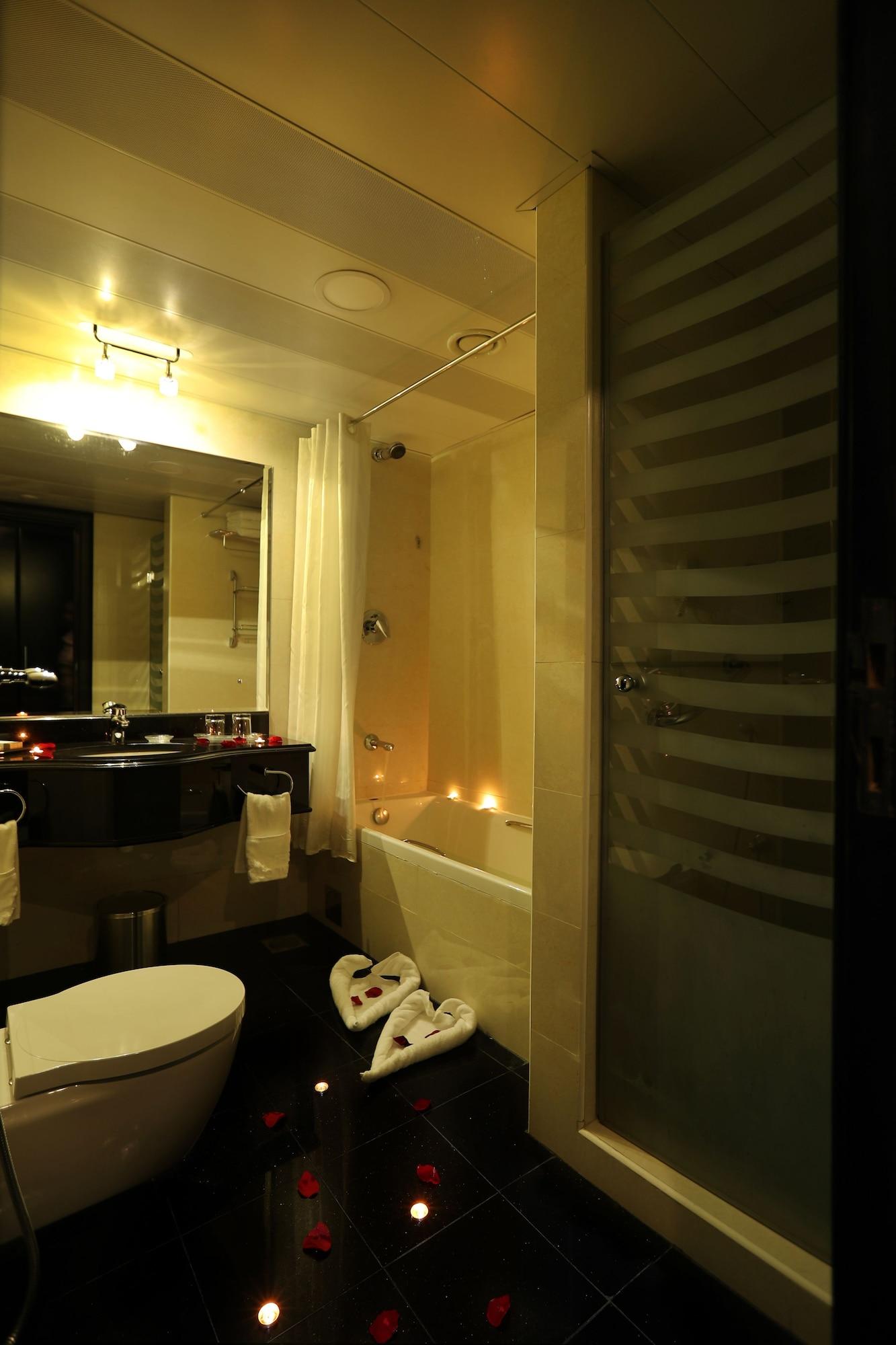 Royal Grand Suite Hotel Шарджа Экстерьер фото