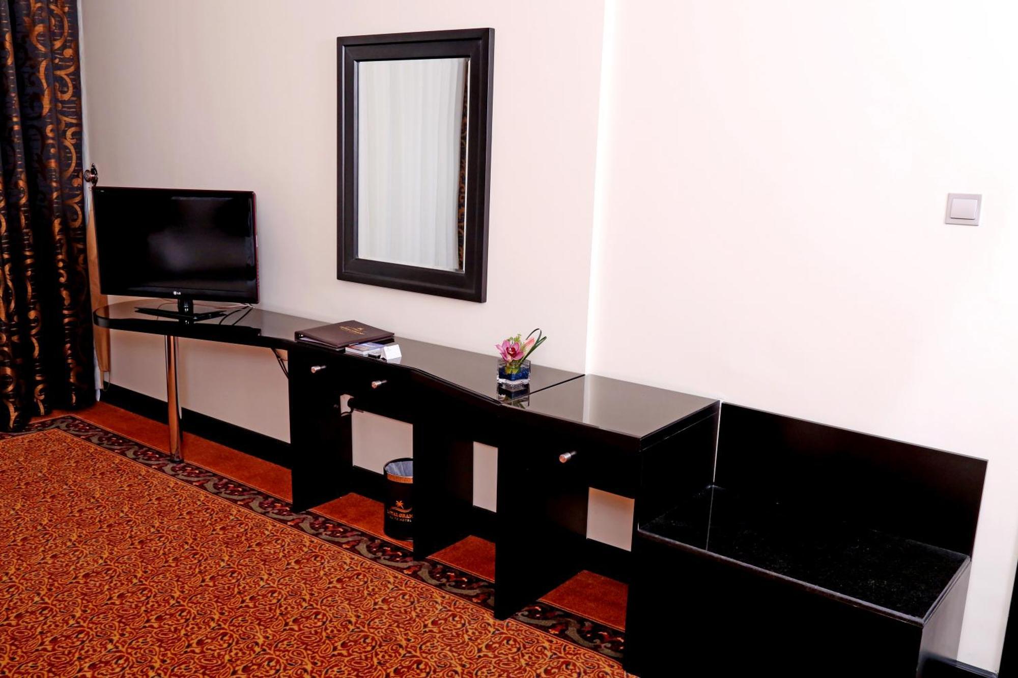 Royal Grand Suite Hotel Шарджа Экстерьер фото