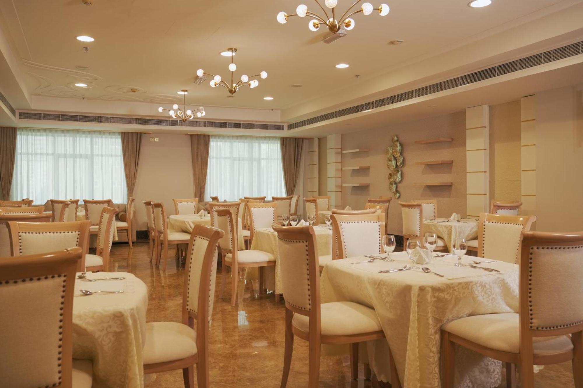 Royal Grand Suite Hotel Шарджа Экстерьер фото
