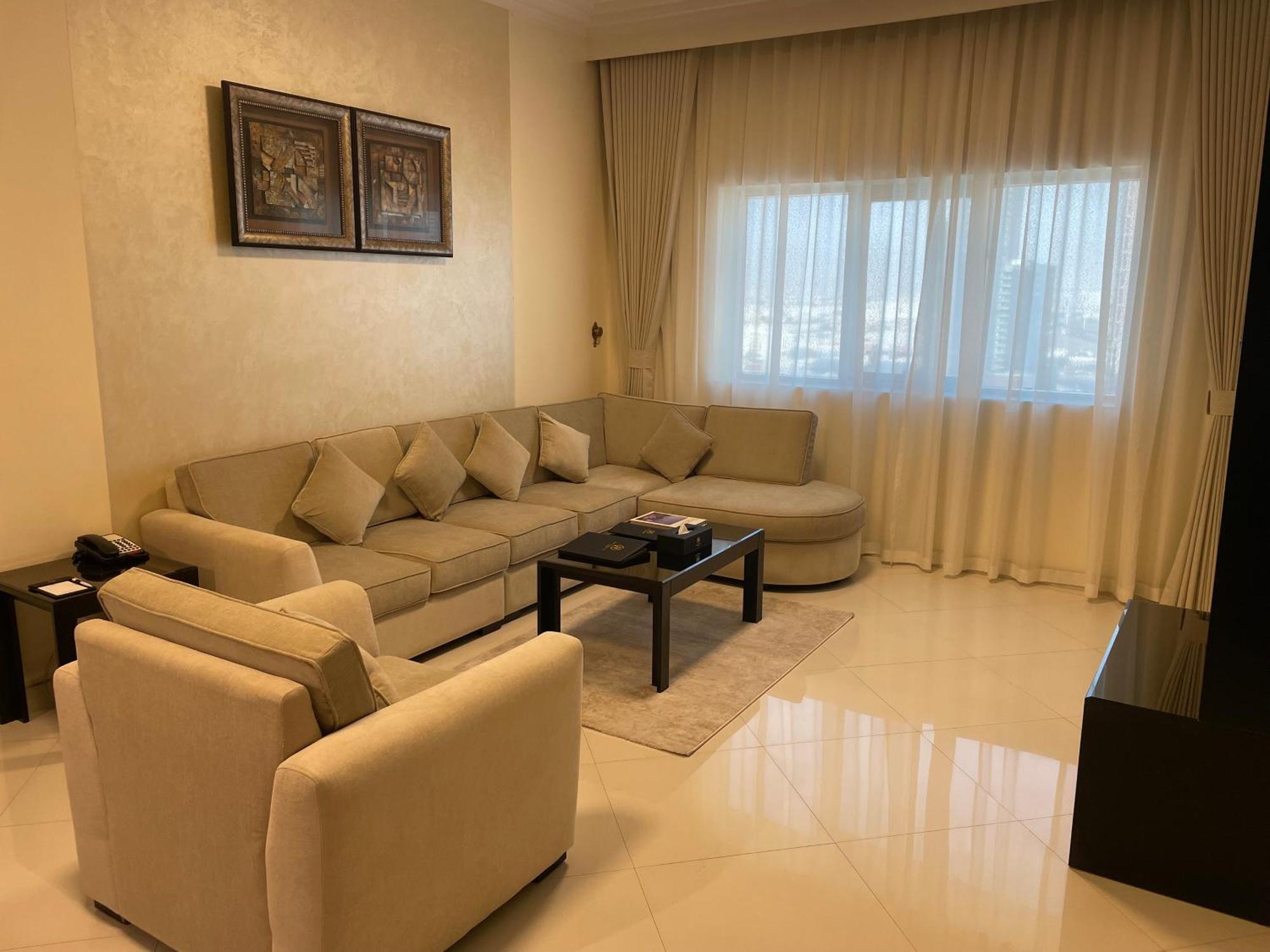 Royal Grand Suite Hotel Шарджа Экстерьер фото